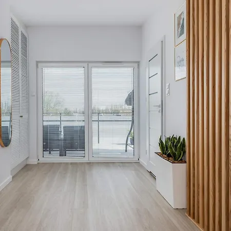 Cozy With Parking & Terrace By Renters Apartment