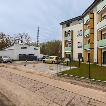 Cozy With Parking & Terrace By Renters Apartment *