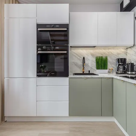 Cozy With Parking & Terrace By Renters Apartment