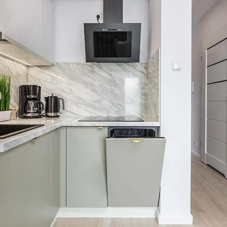Cozy With Parking & Terrace By Renters Apartment *