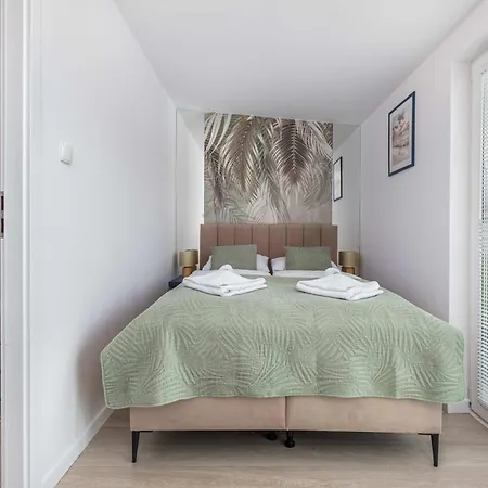 Cozy With Parking & Terrace By Renters Apartment *